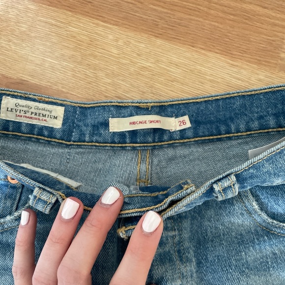 Levi’s Ribcage Shorts Medium Wash - Picture 3 of 4